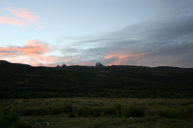 Západ Slunce nad Lenana peak. Tam směřujem. 